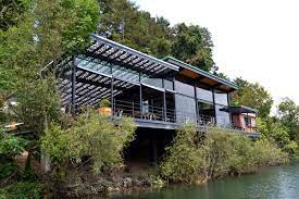 Restaurant perched on the shore of a lake